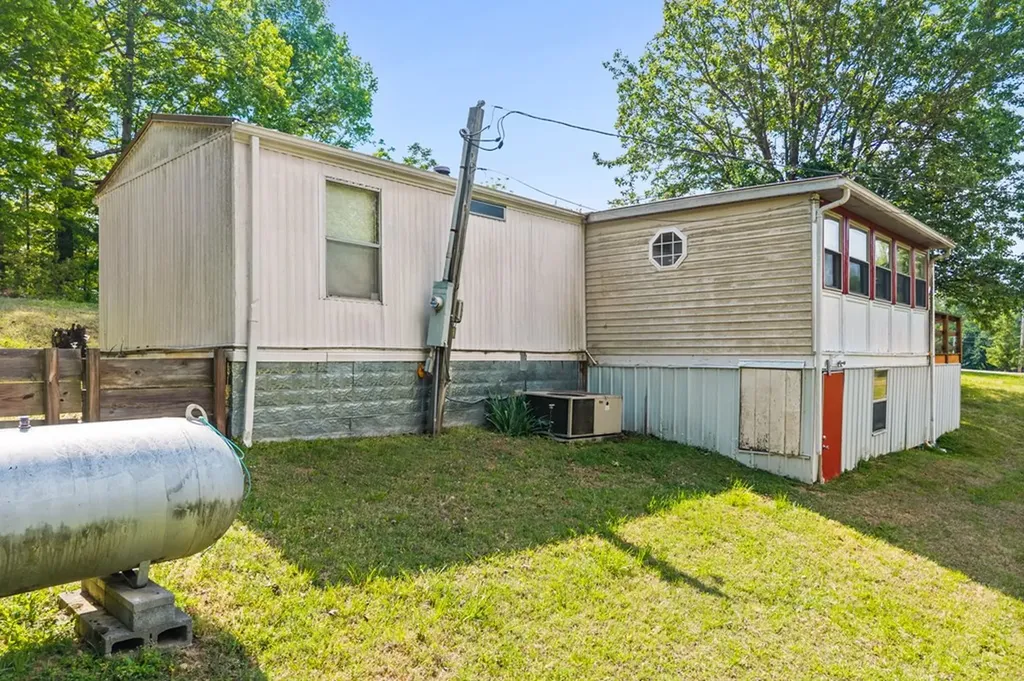 156 Lakeview Heights Byrdstown TN 38549