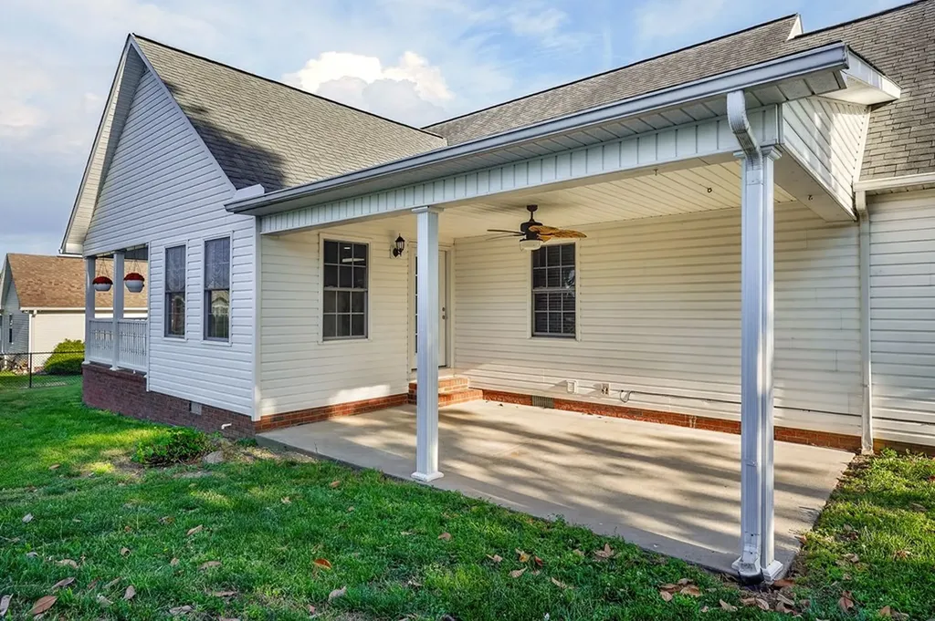 5561 Nashville Highway Baxter TN 38544