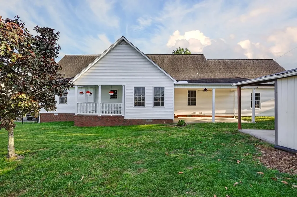 5561 Nashville Highway Baxter TN 38544
