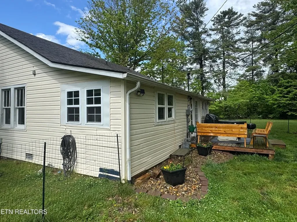 1136 E Highway 70 Crossville TN 38555