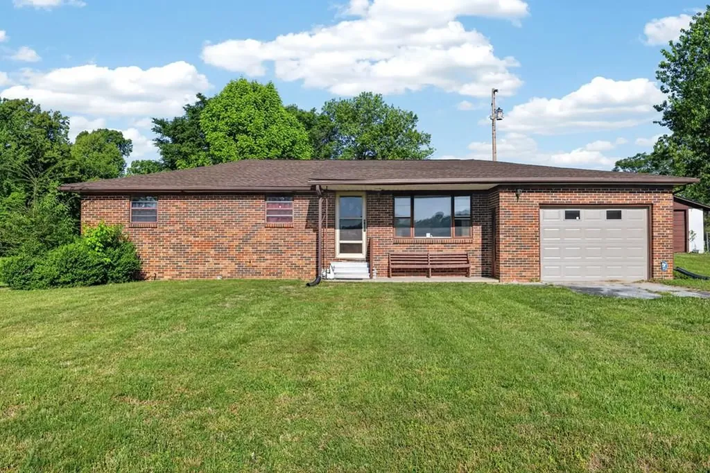 1018 New Hope Road Hilham TN 38568