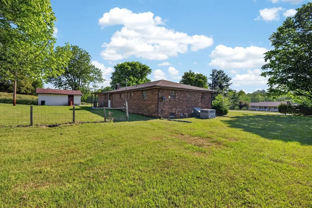 1018 New Hope Road Hilham TN 38568