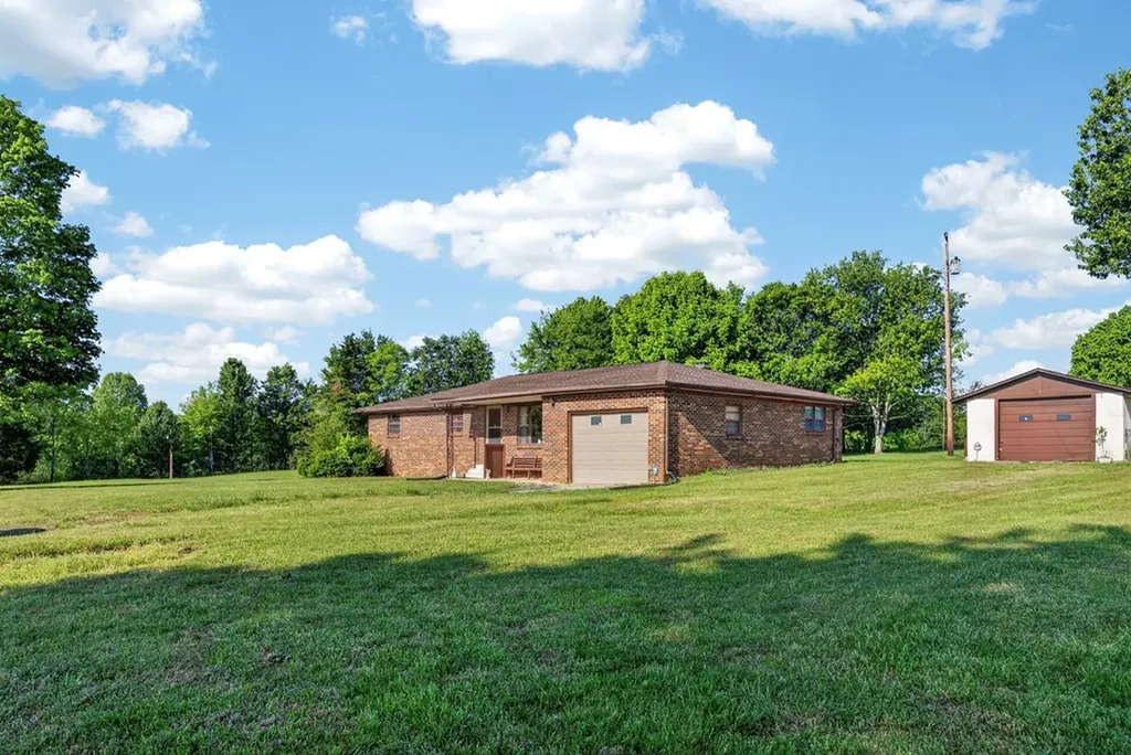 1018 New Hope Road Hilham TN 38568
