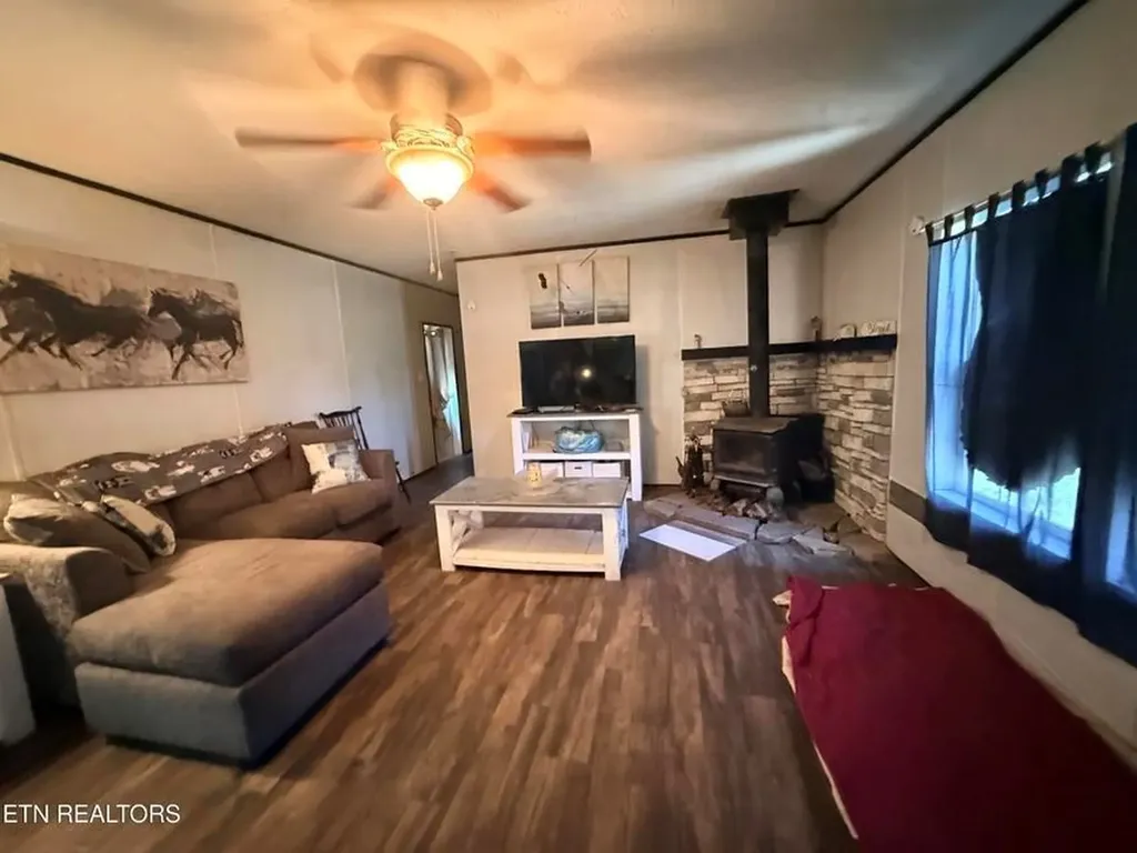 174 Claude Howard Road Deer Lodge TN 37726-3426