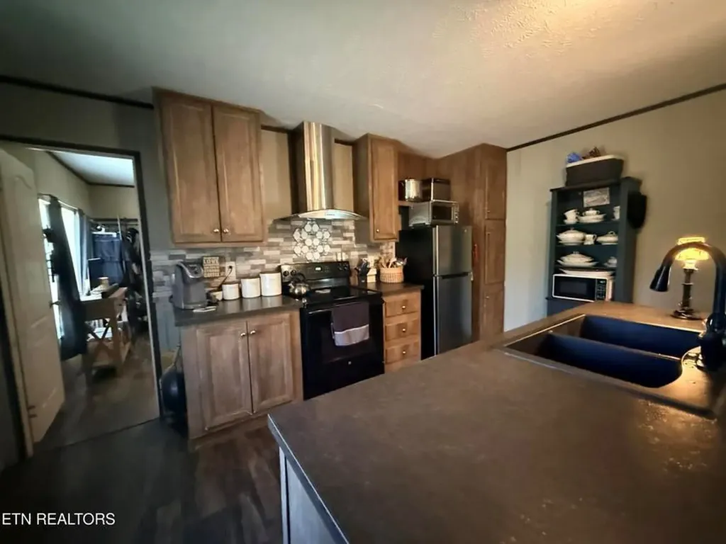 174 Claude Howard Road Deer Lodge TN 37726-3426