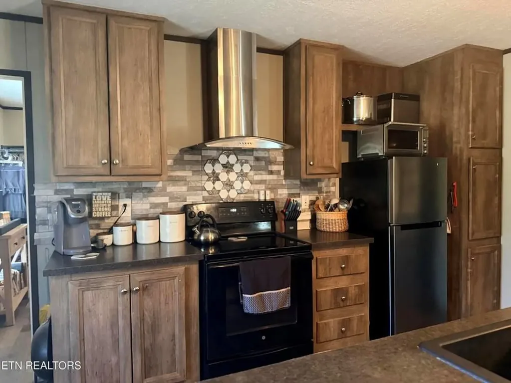 174 Claude Howard Road Deer Lodge TN 37726-3426