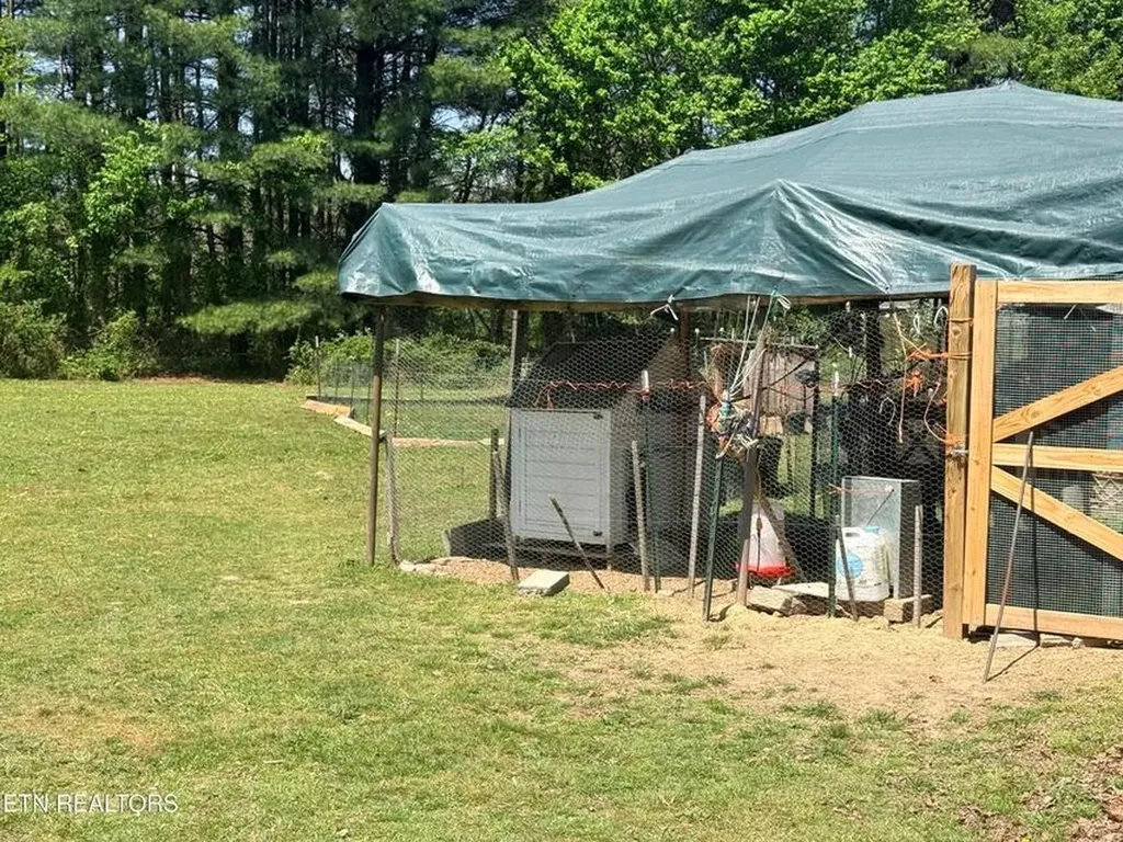 174 Claude Howard Road Deer Lodge TN 37726-3426