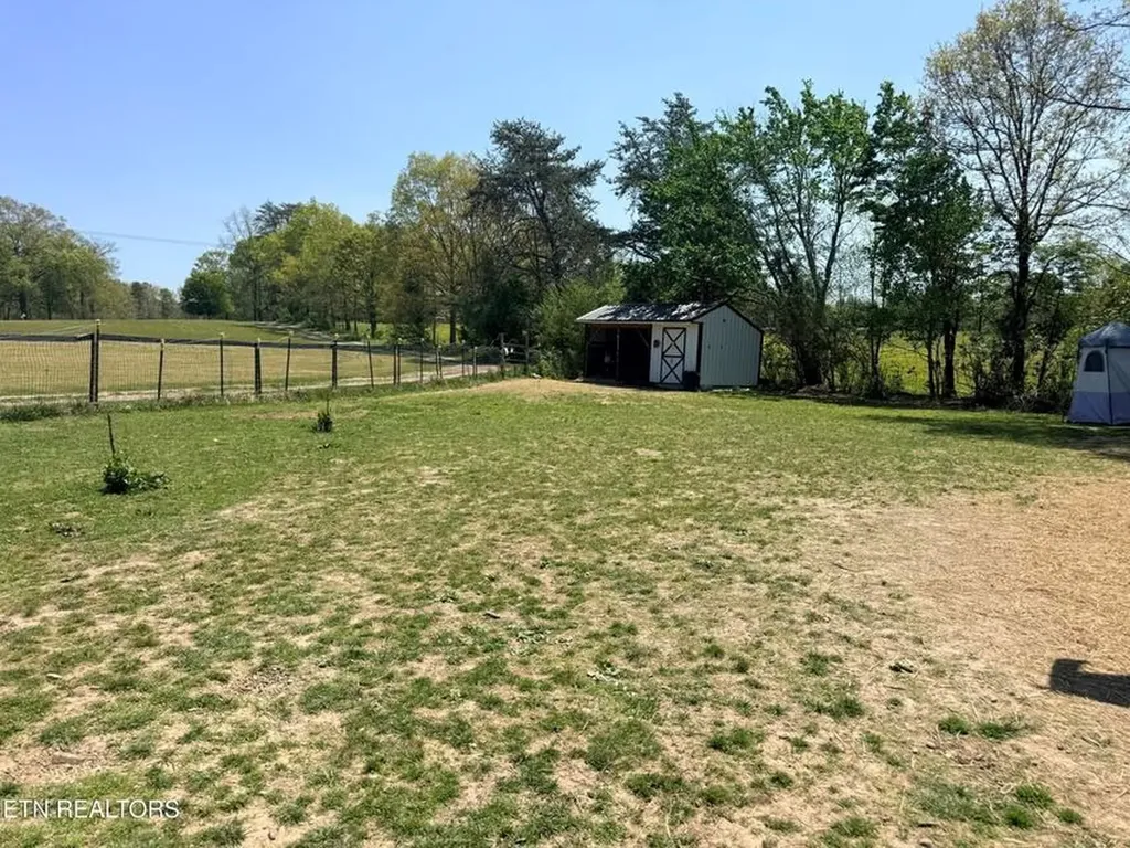 174 Claude Howard Road Deer Lodge TN 37726-3426