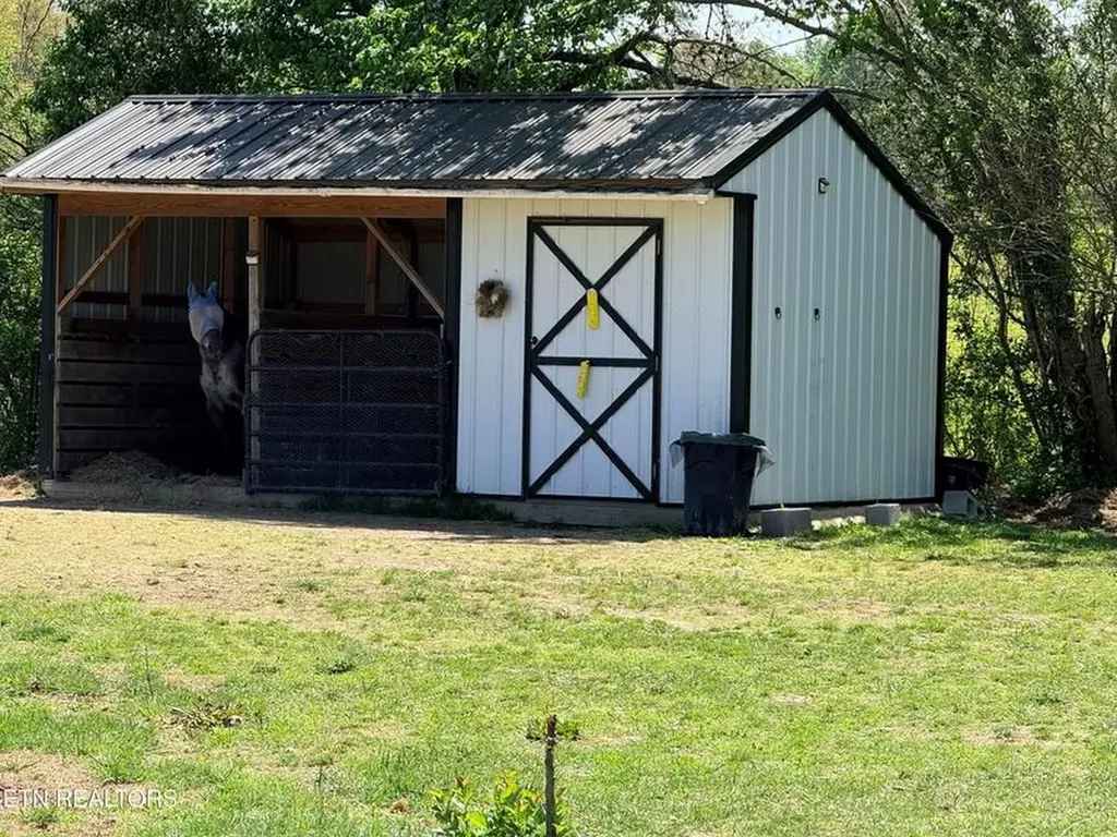 174 Claude Howard Road Deer Lodge TN 37726-3426