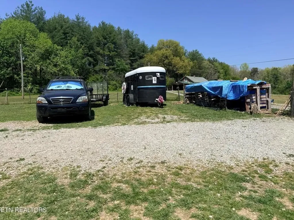 174 Claude Howard Road Deer Lodge TN 37726-3426