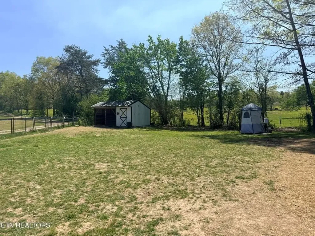 174 Claude Howard Road Deer Lodge TN 37726-3426