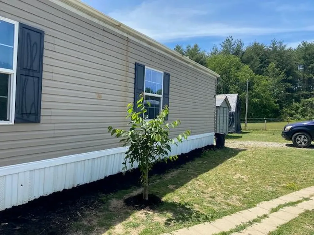 174 Claude Howard Road Deer Lodge TN 37726-3426