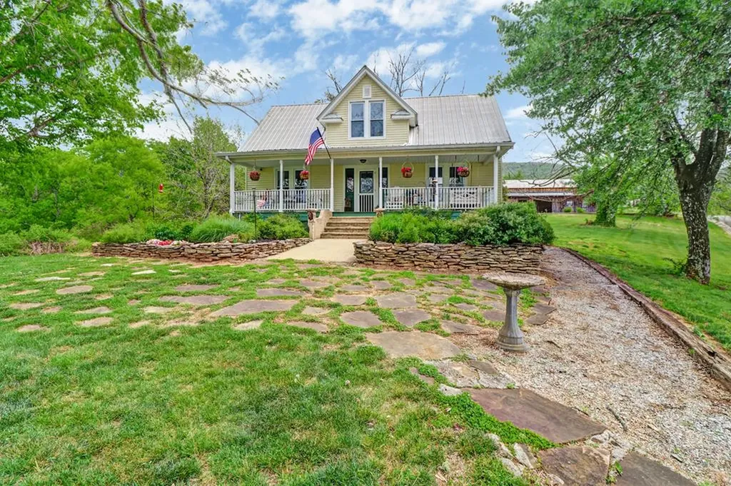 9988 Upper East Valley Road Pikeville TN 37367