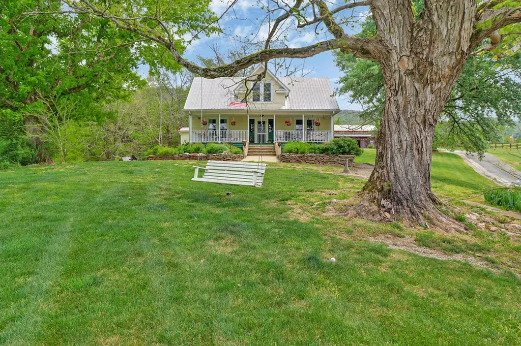 9988 Upper East Valley Road Pikeville TN 37367