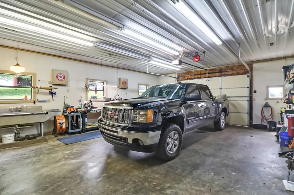 9988 Upper East Valley Road Pikeville TN 37367