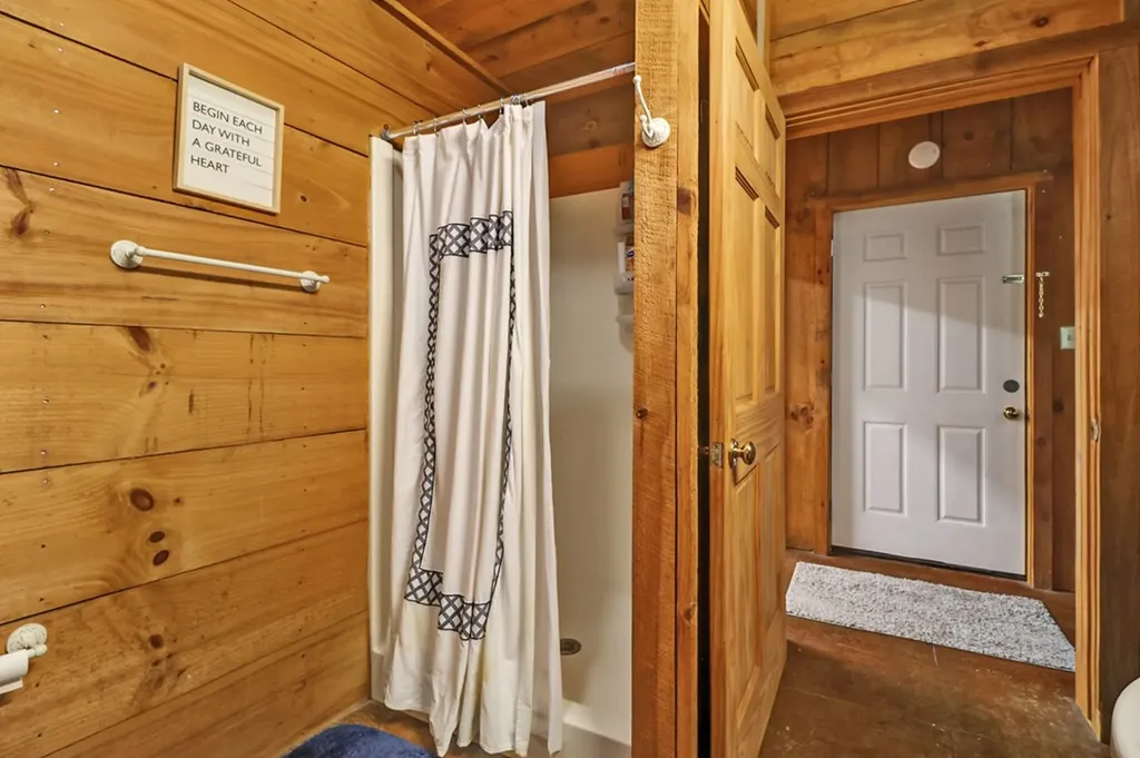 9988 Upper East Valley Road Pikeville TN 37367