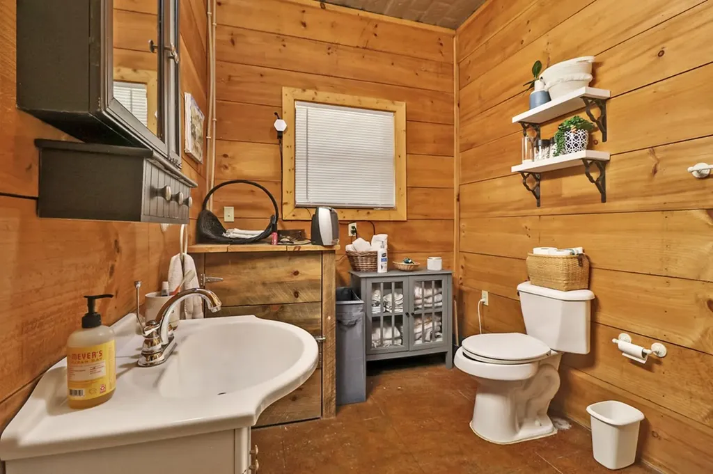 9988 Upper East Valley Road Pikeville TN 37367