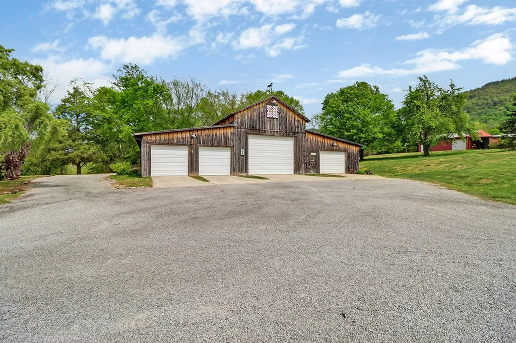 9988 Upper East Valley Road Pikeville TN 37367