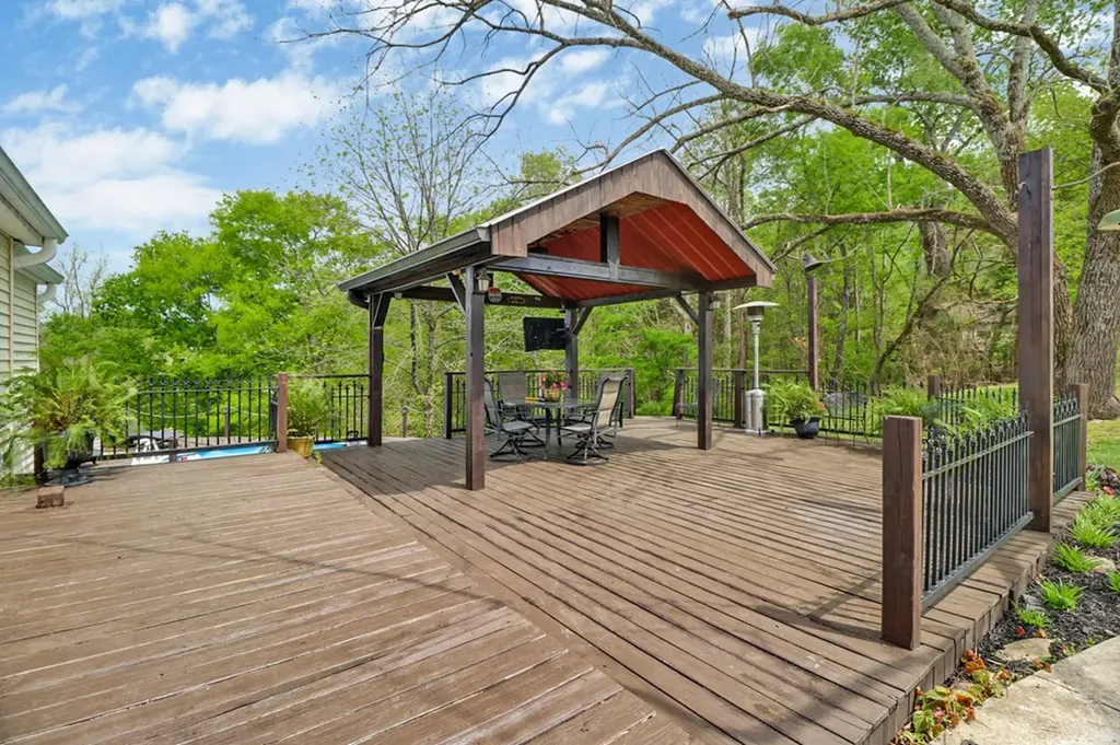 9988 Upper East Valley Road Pikeville TN 37367