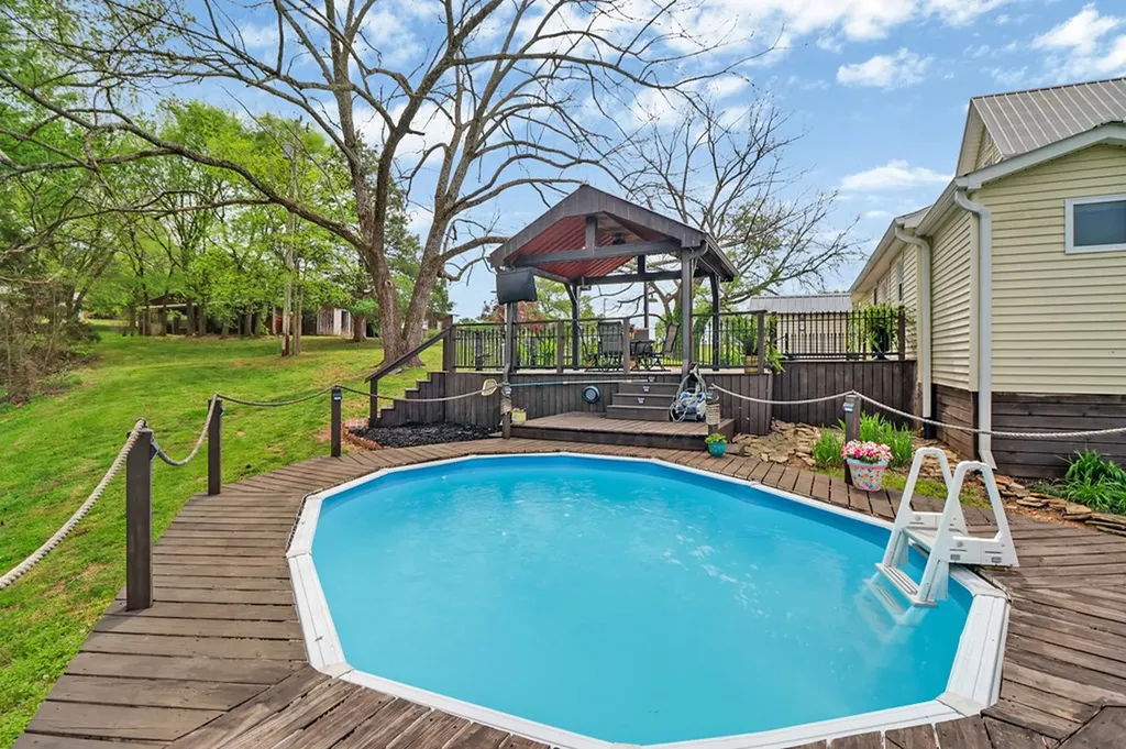 9988 Upper East Valley Road Pikeville TN 37367