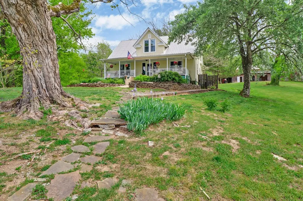 9988 Upper East Valley Road Pikeville TN 37367