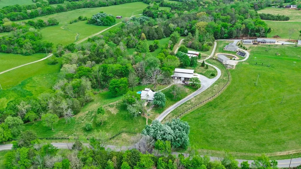 9988 Upper East Valley Road Pikeville TN 37367
