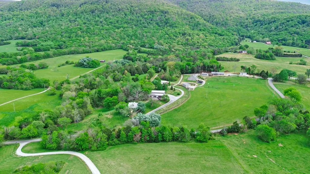 9988 Upper East Valley Road Pikeville TN 37367