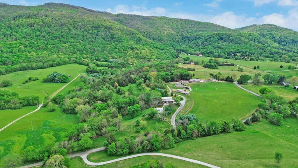 9988 Upper East Valley Road Pikeville TN 37367