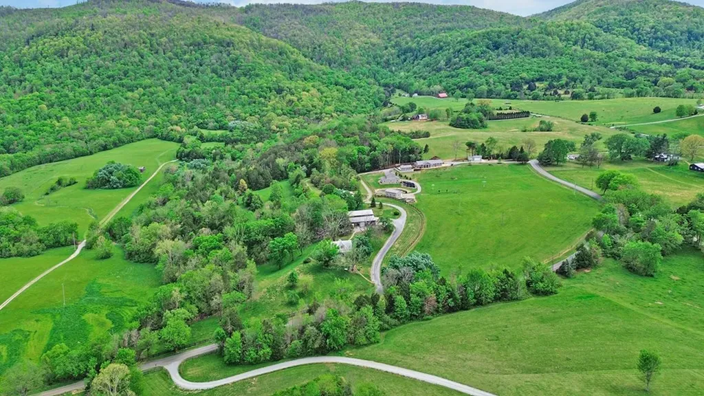 9988 Upper East Valley Road Pikeville TN 37367