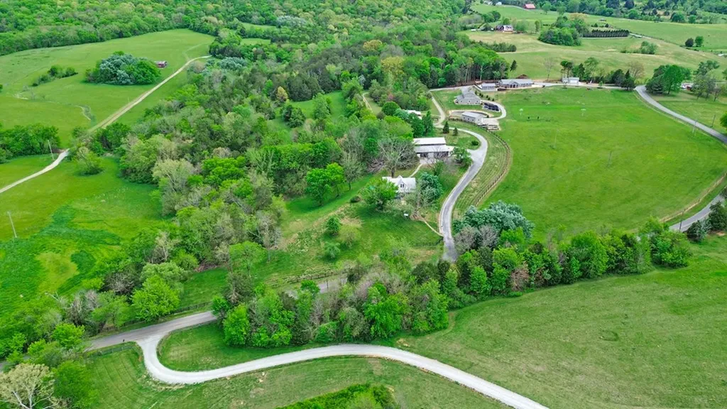 9988 Upper East Valley Road Pikeville TN 37367