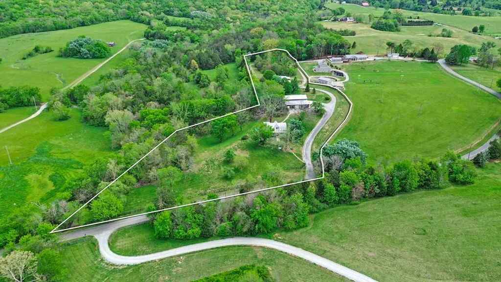 9988 Upper East Valley Road Pikeville TN 37367