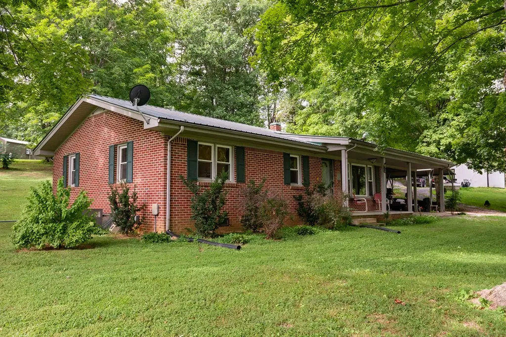 427 Allen Chapel Road Hilham TN 38568