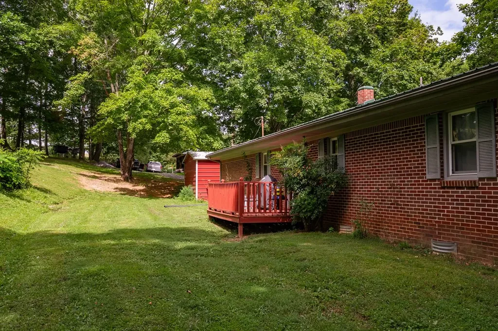 427 Allen Chapel Road Hilham TN 38568