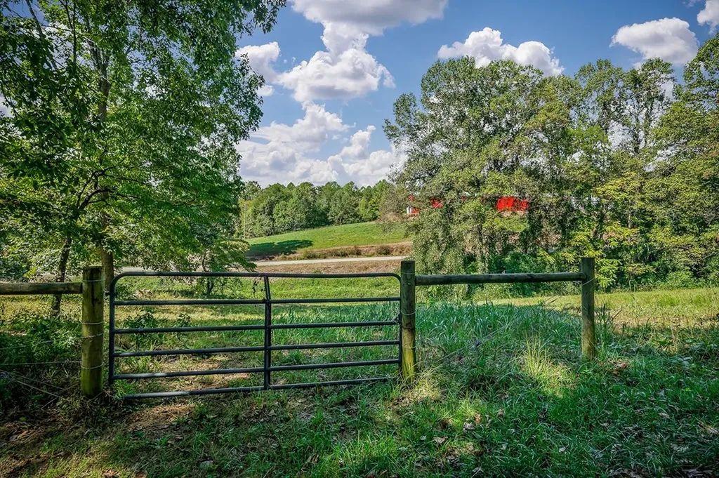 386 Baptist Ridge Highway Hilham TN 38568