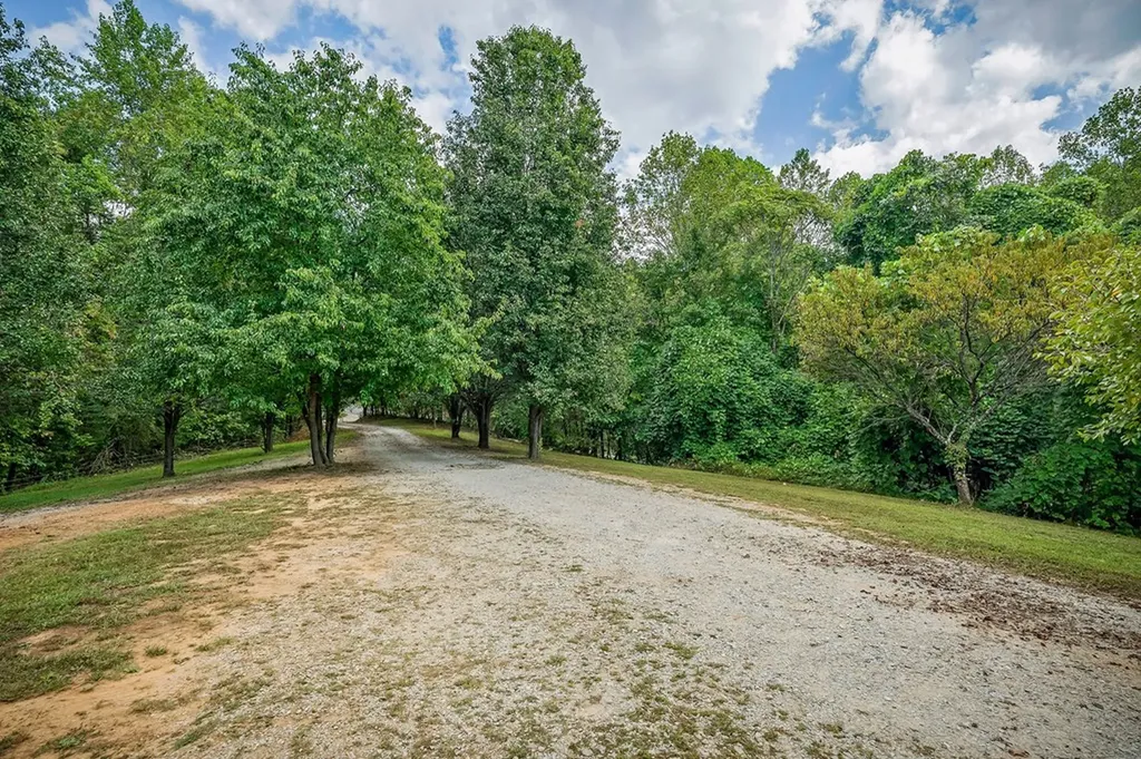 425 Baptist Ridge Highway Hilham TN 38568