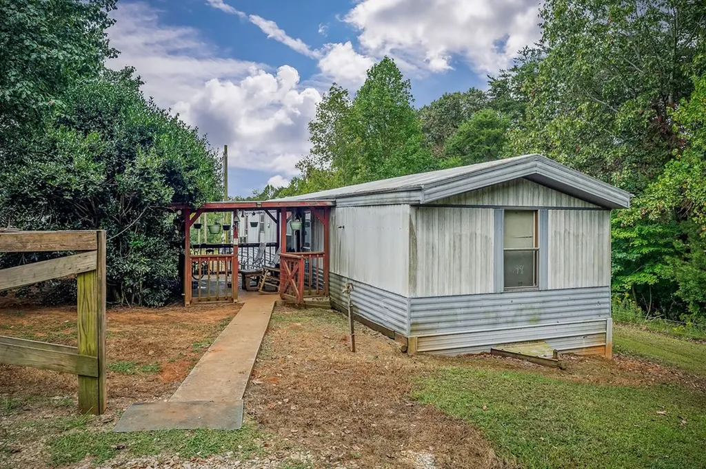 425 Baptist Ridge Highway Hilham TN 38568