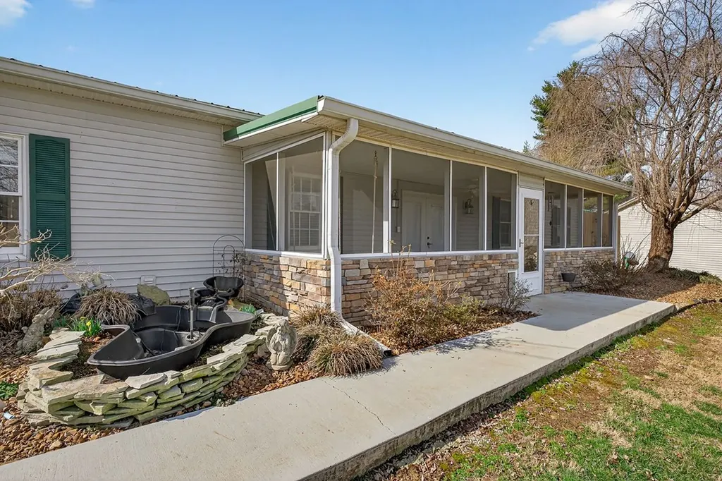 1375 Roberts Matthews Highway Sparta TN 38583