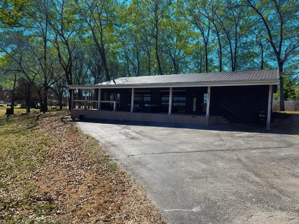 1377 Franks Ferry Road Sparta TN 38583