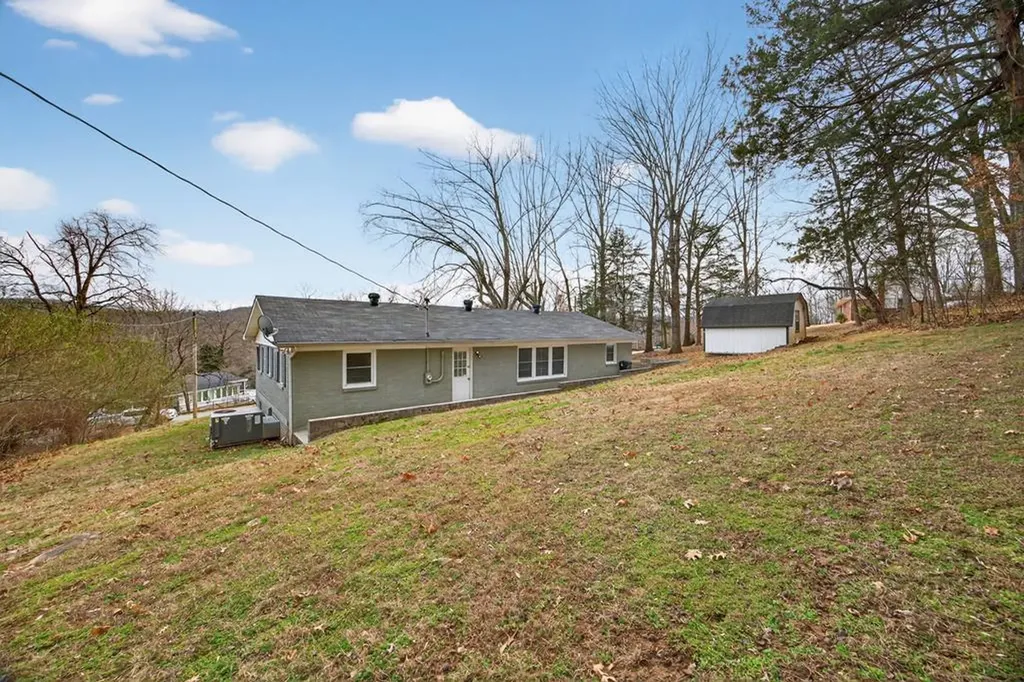 402 S Hillcrest Drive Livingston TN 38570