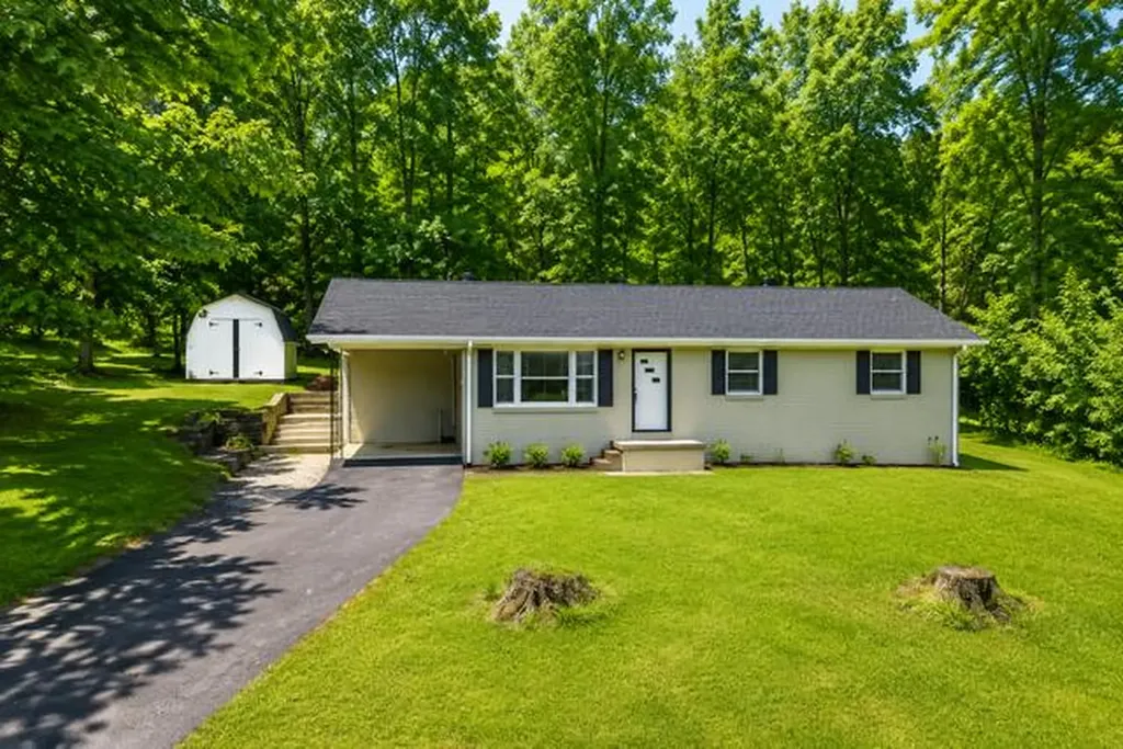 402 S Hillcrest Drive Livingston TN 38570