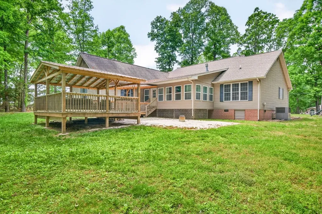1945 W Creston Road Crossville TN 38571