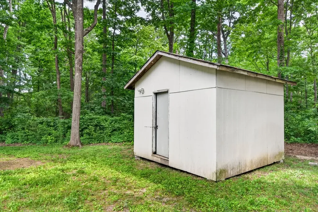 1945 W Creston Road Crossville TN 38571