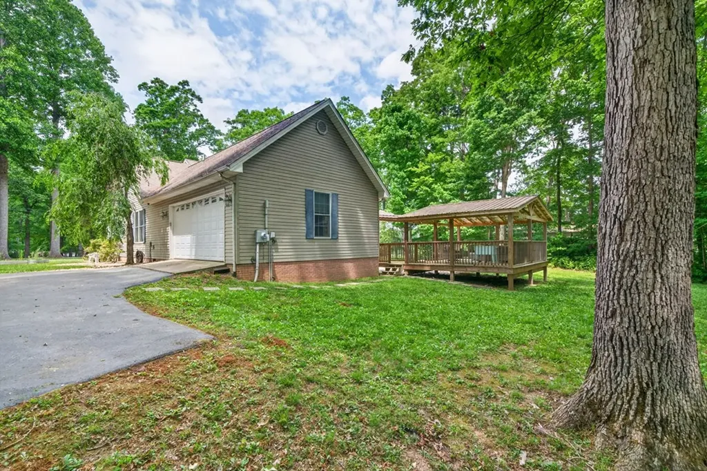 1945 W Creston Road Crossville TN 38571