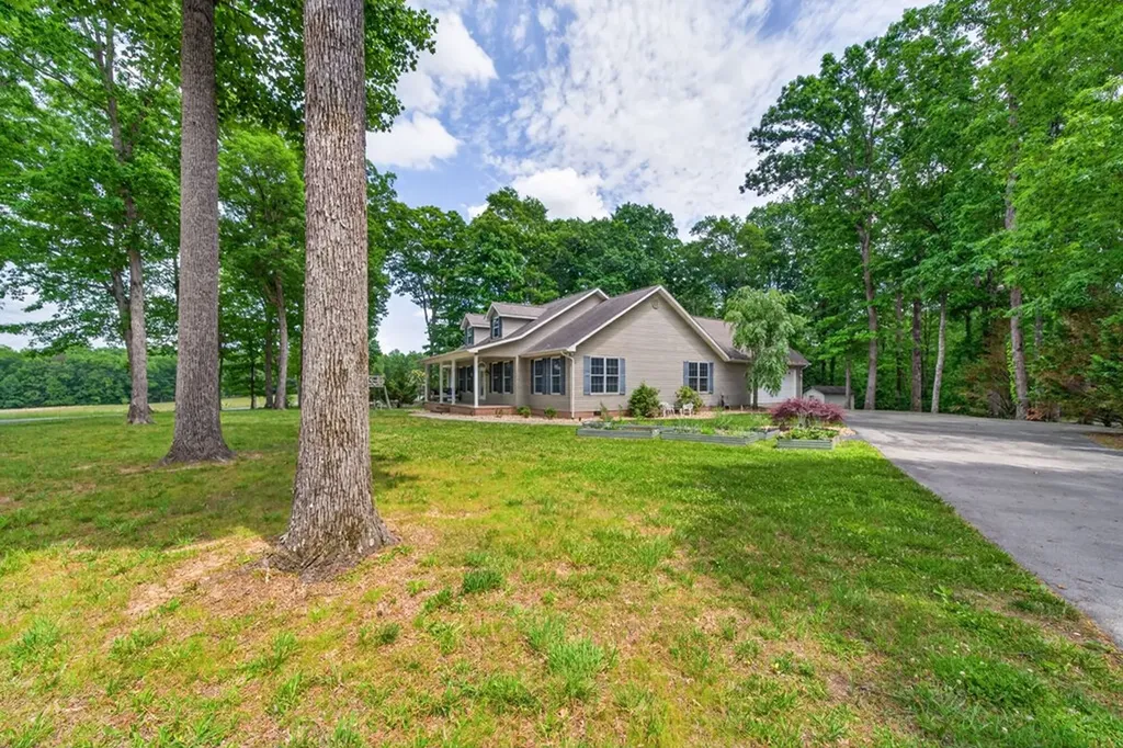 1945 W Creston Road Crossville TN 38571
