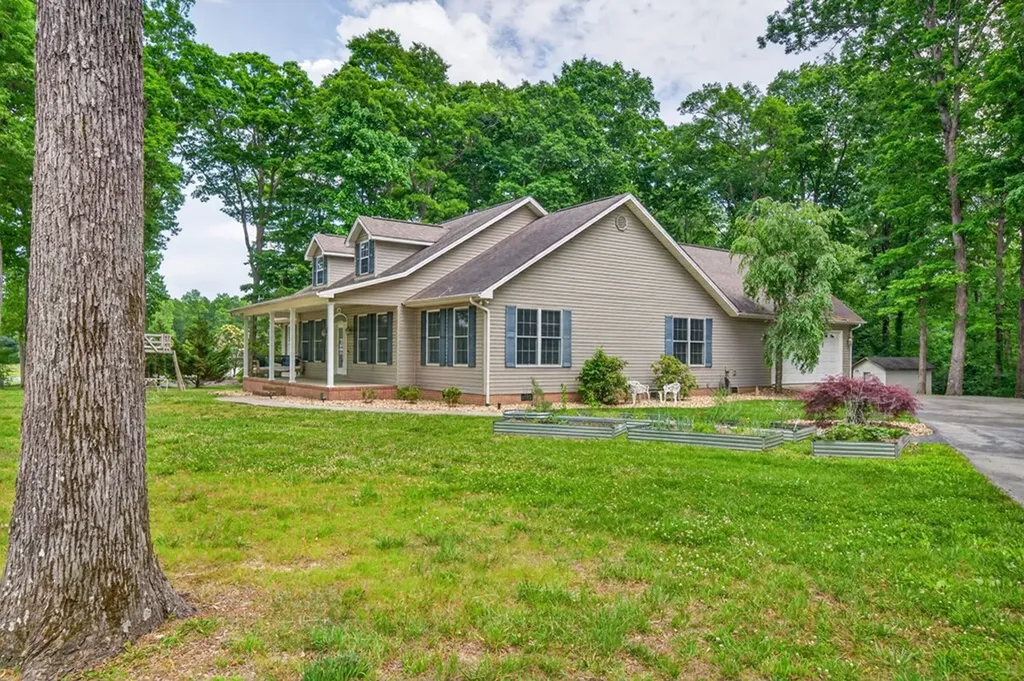 1945 W Creston Road Crossville TN 38571