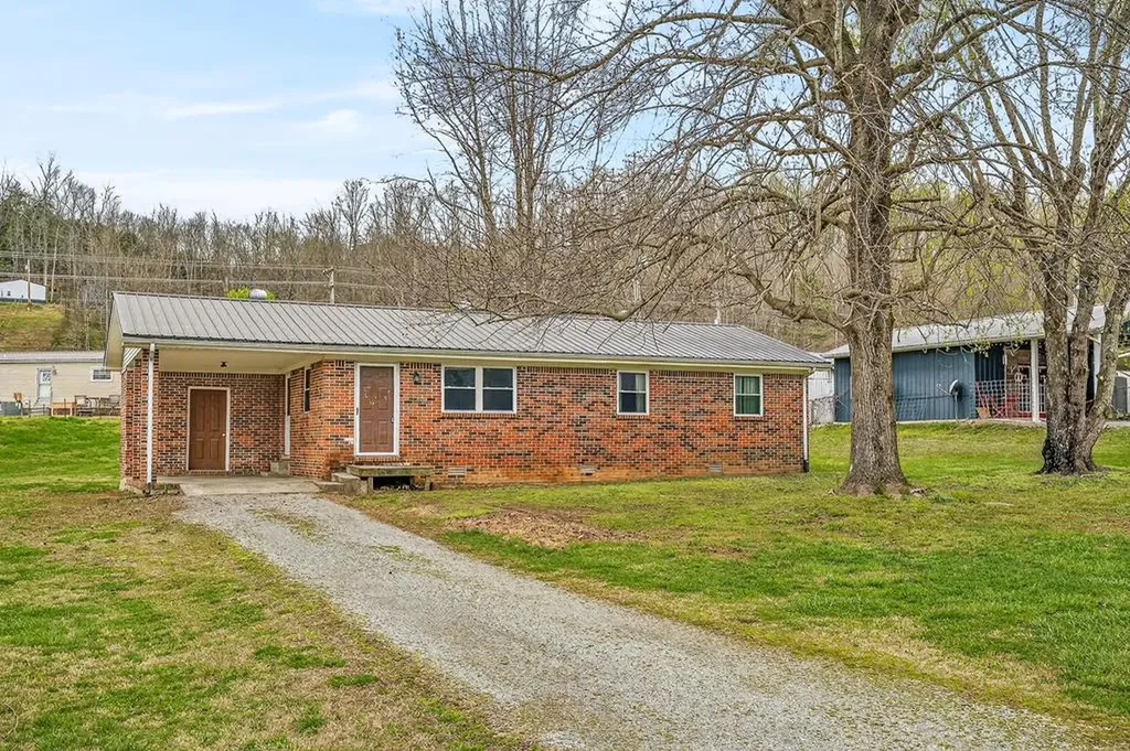 1105 Riverside Drive Celina TN 38551