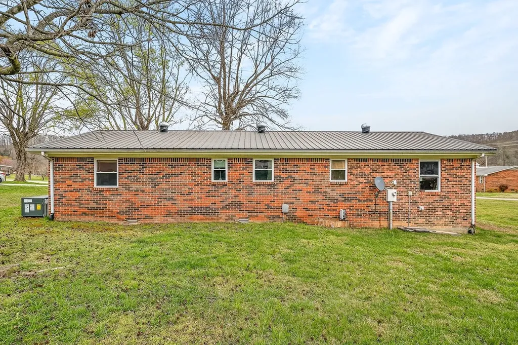 1105 Riverside Drive Celina TN 38551