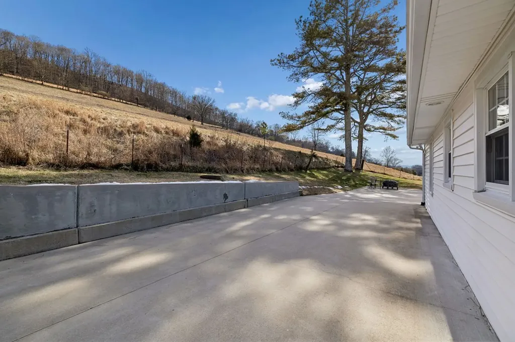 121 Stonewall Highway Carthage TN 37030