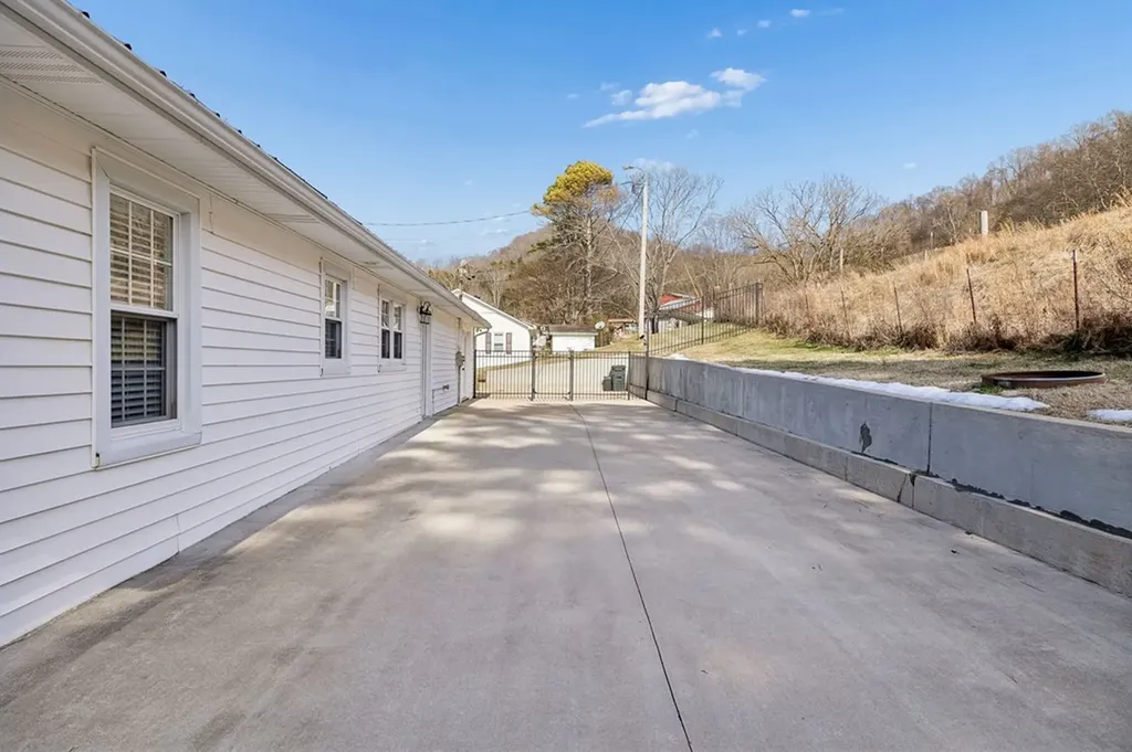 121 Stonewall Highway Carthage TN 37030