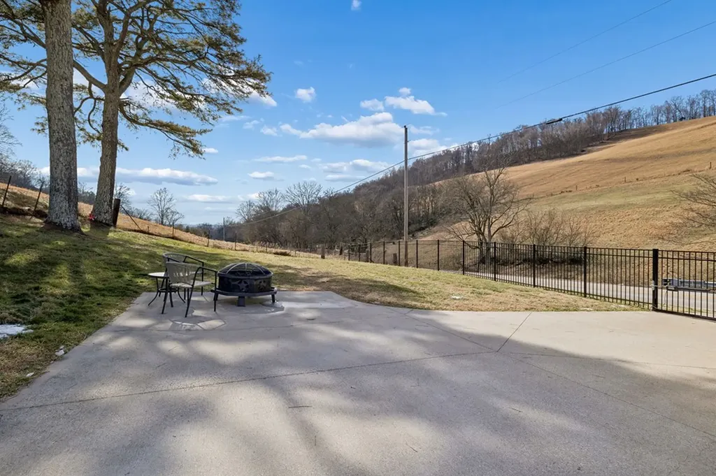 121 Stonewall Highway Carthage TN 37030